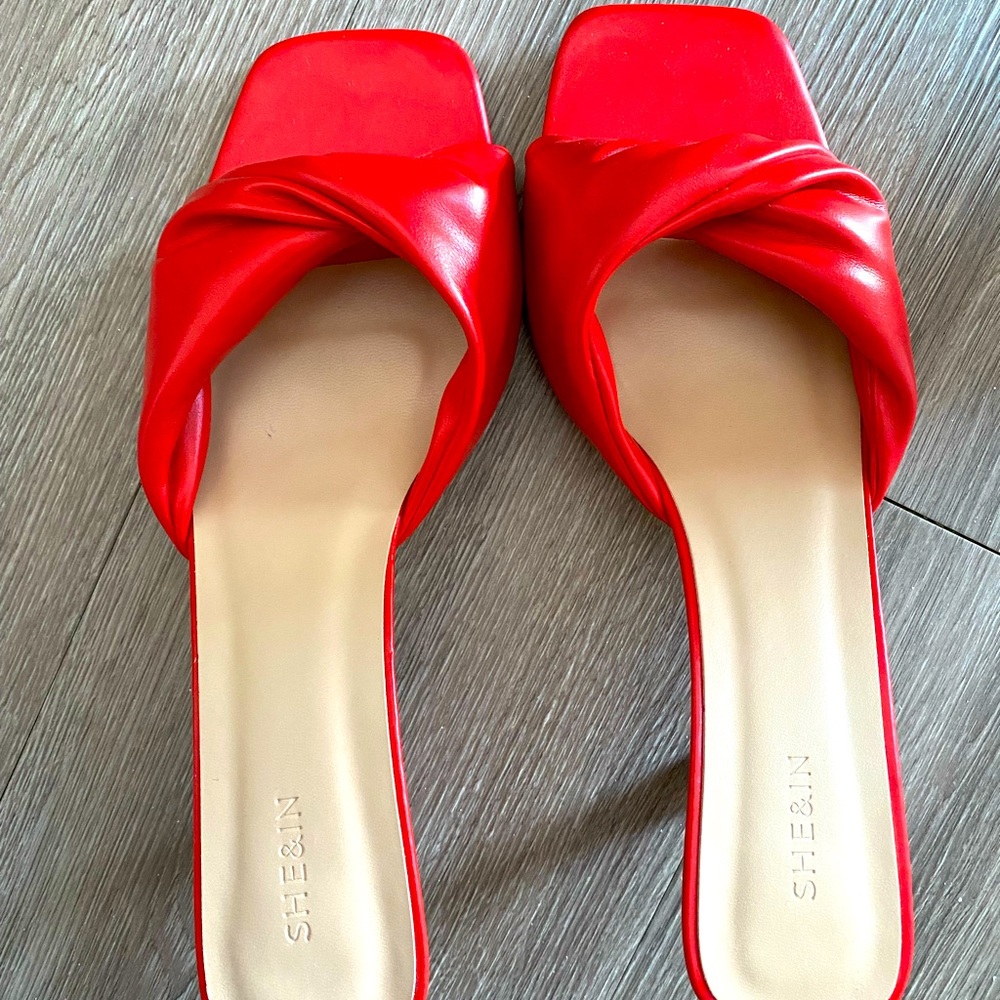 Infinity loop red kitten heels